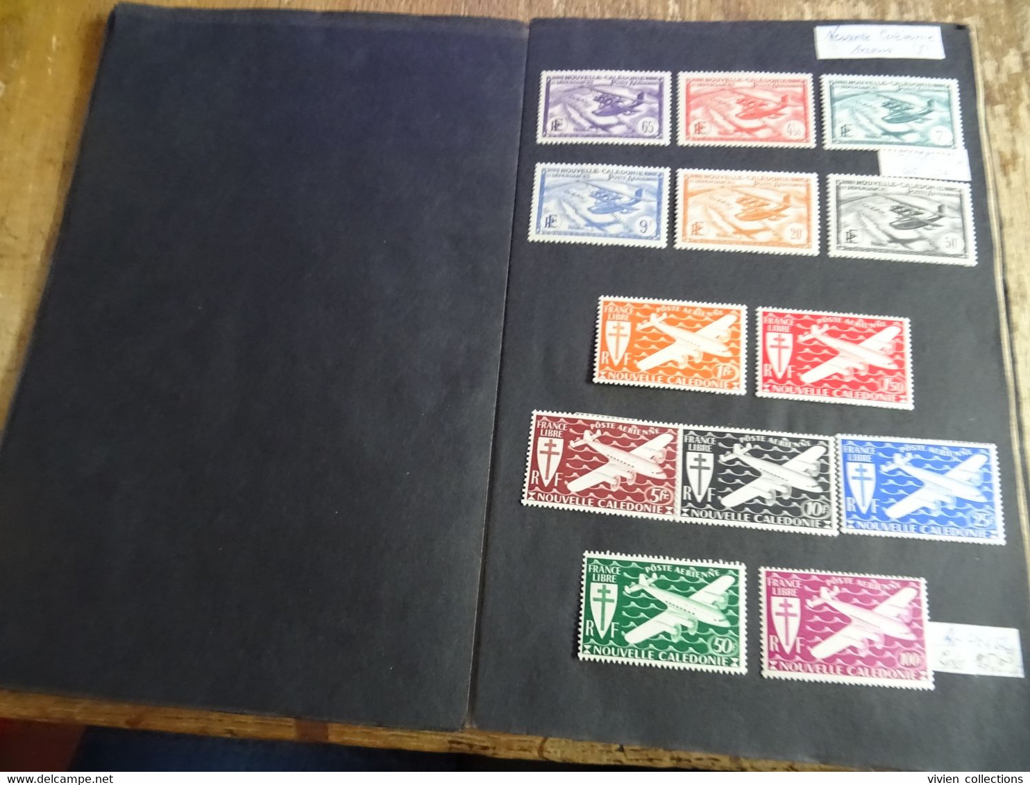 Nouvelle Calédonie Pages D'albums Timbres De Poste Aérienne Neufs Avec Charnières Dont Révolution N° 35 - Collezioni & Lotti