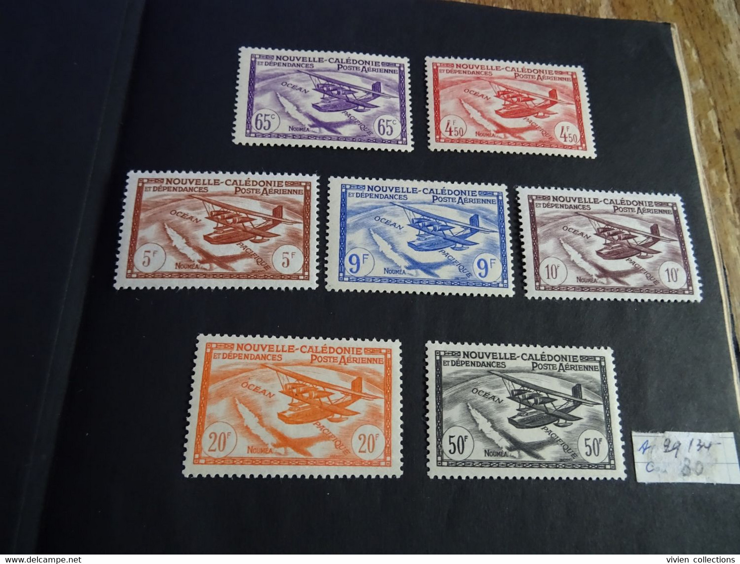 Nouvelle Calédonie pages d'albums timbres de poste aérienne neufs avec charnières dont Révolution N° 35