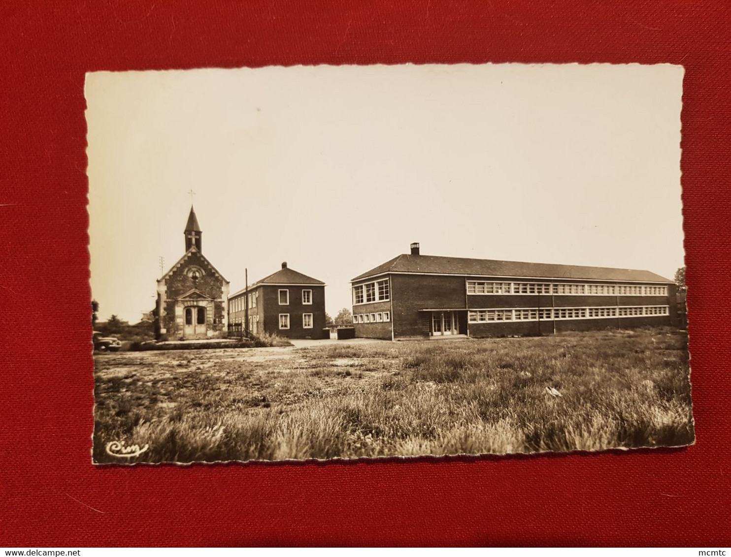 CPSM Petit Format  - Roye -(Somme) - Ecole De Garçons - Chapelle N.D. De Paix - Roye