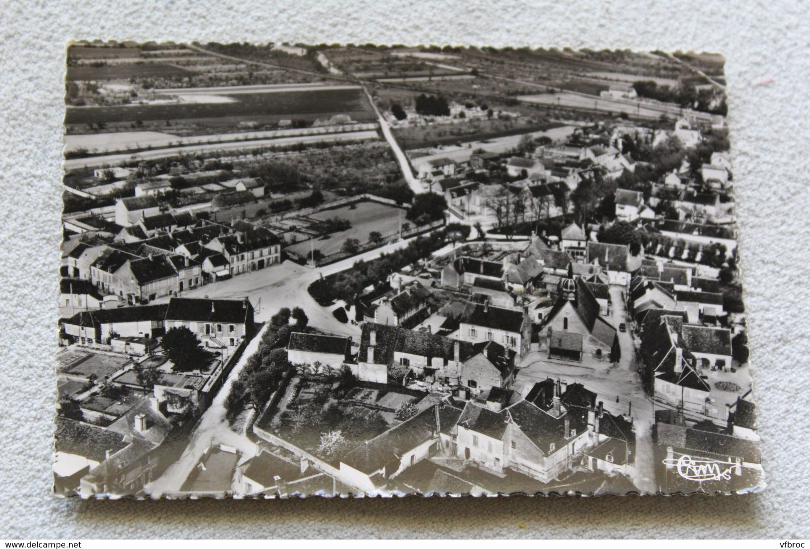 Cpm 1953, Champs, Vue Aérienne Sur L'église Et La Place Saint Louis, Yonne 89 - Champs Sur Yonne