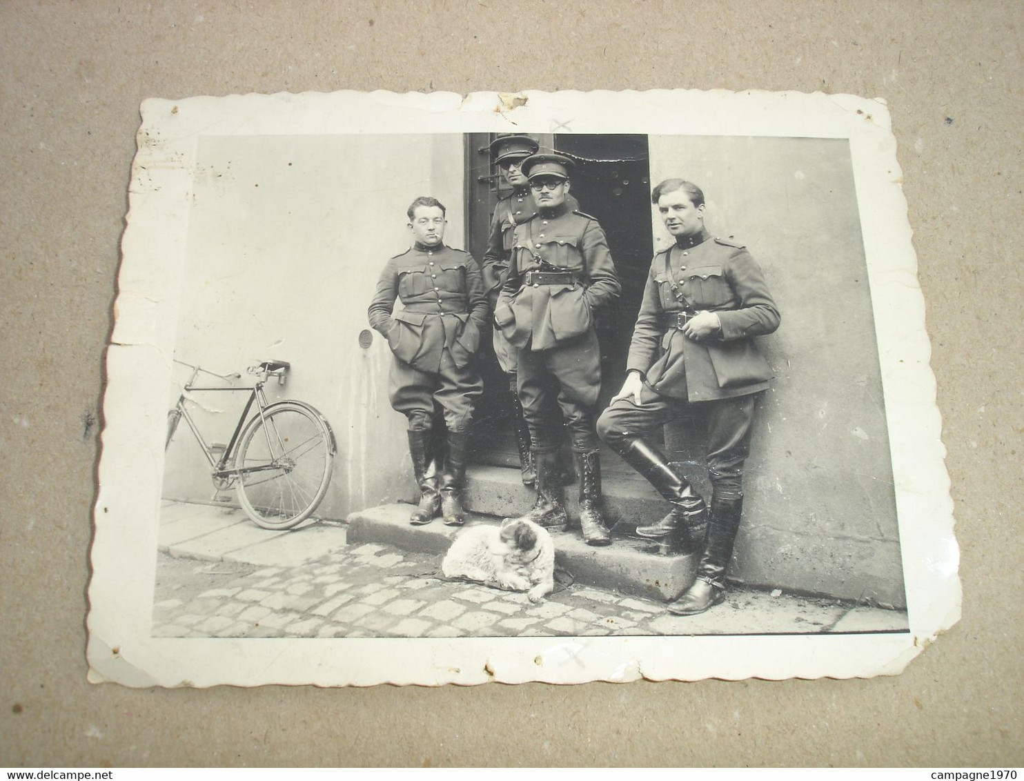 PHOTO UNIQUE !! CERFONTAINE ( WALCOURT ) - 4 MILITAIRES ARMEE BELGE DEVANT UNE MAISON ( 1932 - SOLDAT LECOMTE ) - War, Military