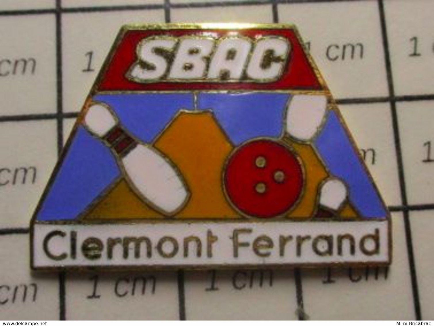 1718b Pin's Pins / Beau Et Rare / THEME : SPORTS / Les Auvergnats Ont Les Boules ! SBAC BOWLING CLERMONT FERRAND - Bowling