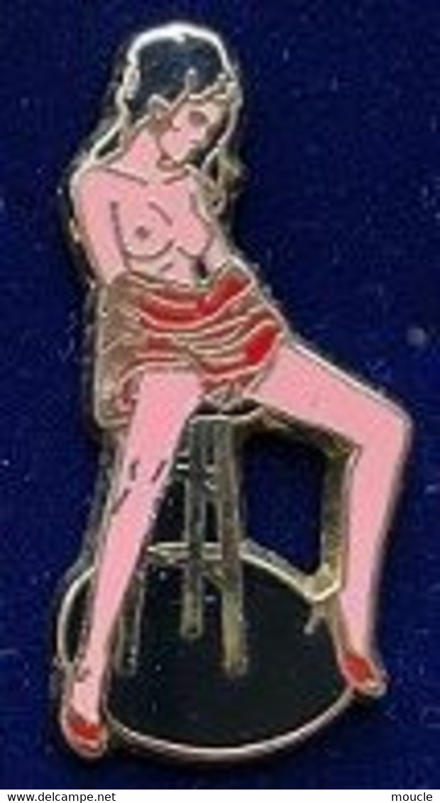 PIN UP - PIN-UPS - NOIRAUDE ASSISE SUR UN TABOURET - EGF - ELIXYR - DORE A L'OR FIN -   (30) - Pin-Ups