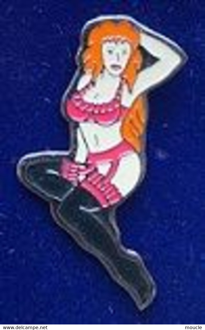 PIN UP - PIN-UPS - ROUSSE - ROUQUINE ASSISE - PORTE JARTELLES - SOUS VETEMENTS -    (30) - Pin-ups