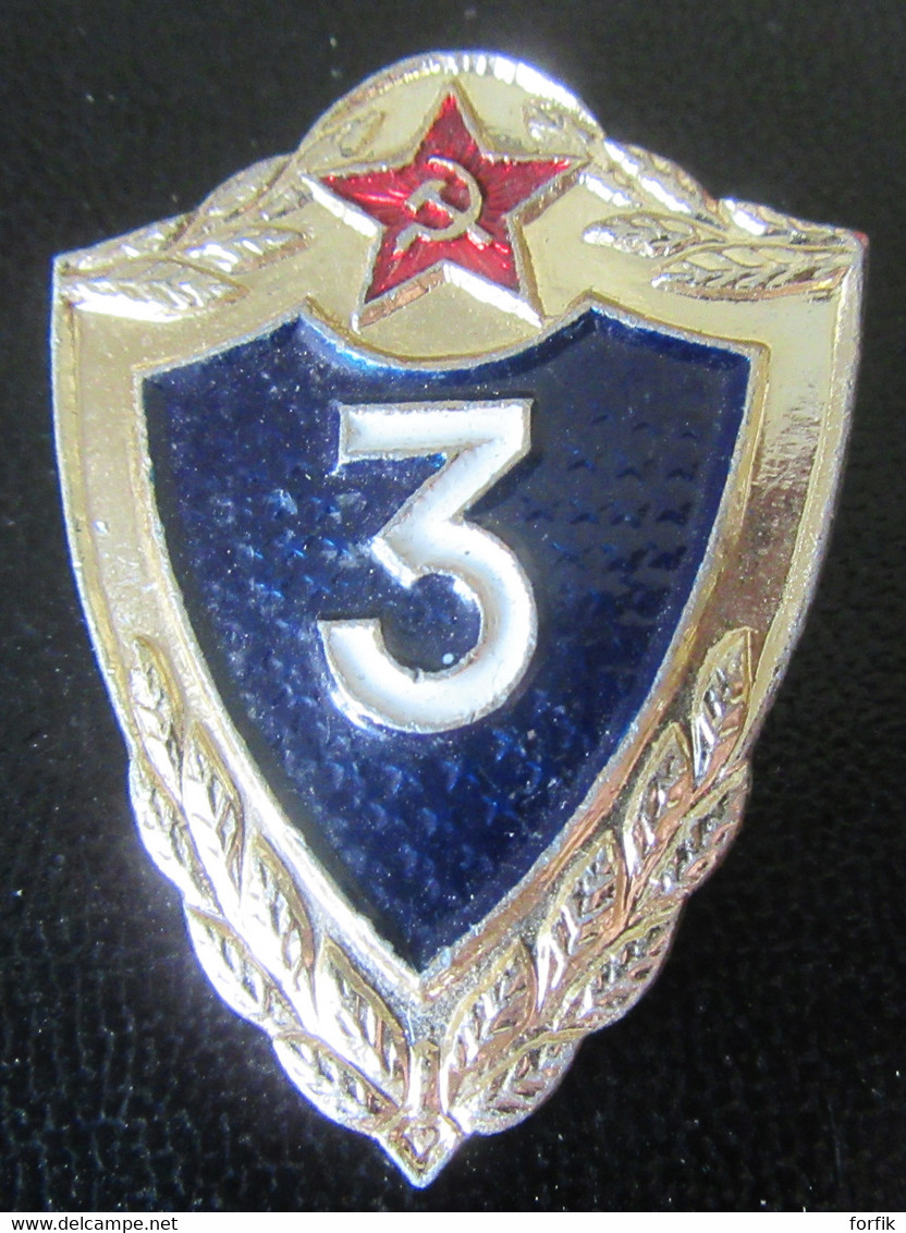 URSS / CCCP - Insigne / Broche à L'écu Et Numéro 3 - Métal Doré Peint - Longueur : 41 Mm - Russia