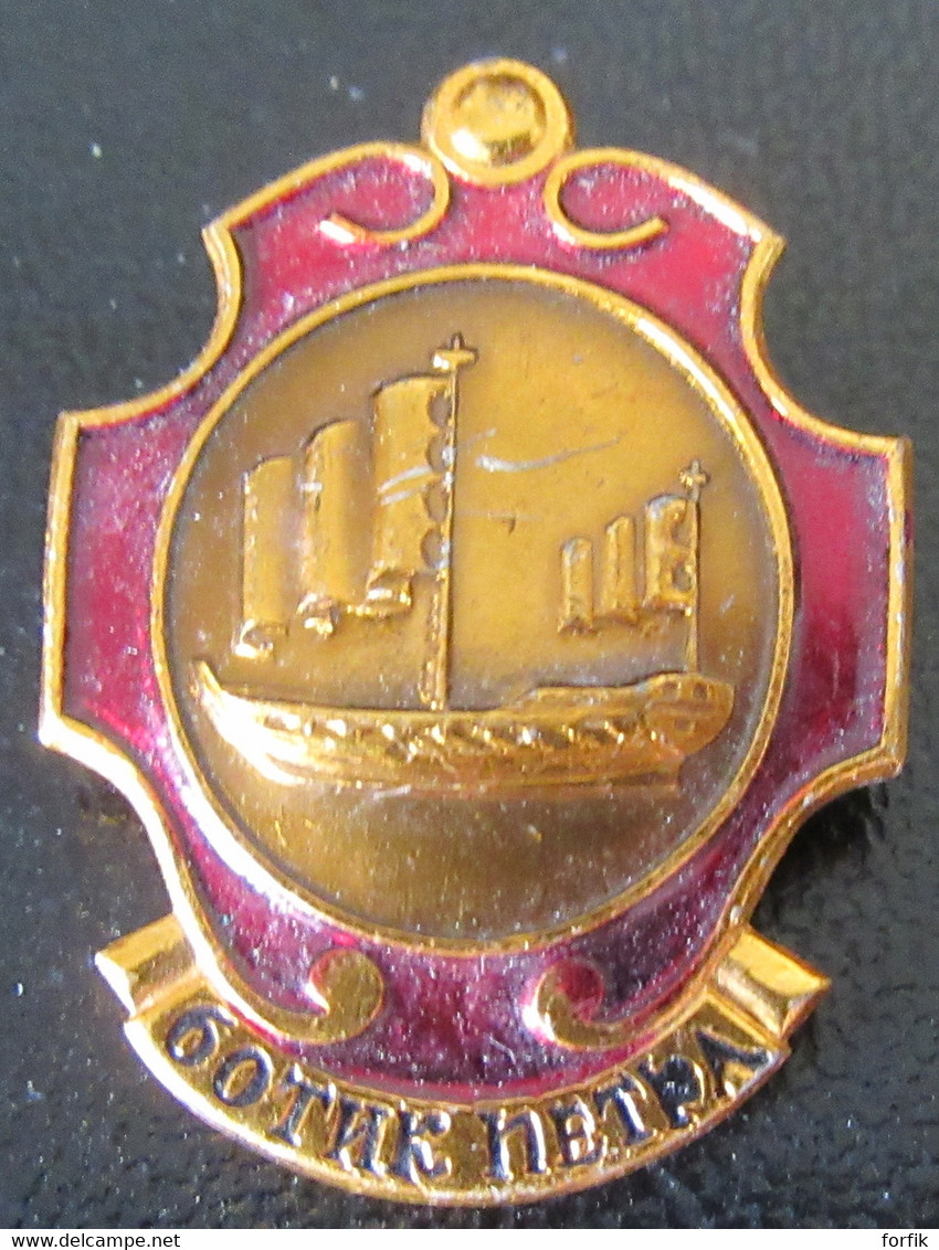 URSS / CCCP - Insigne / Broche Au Voilier à Identifier (Votik Petra ?) - Métal Doré Et Peint - Longueur : 32mm - Russia