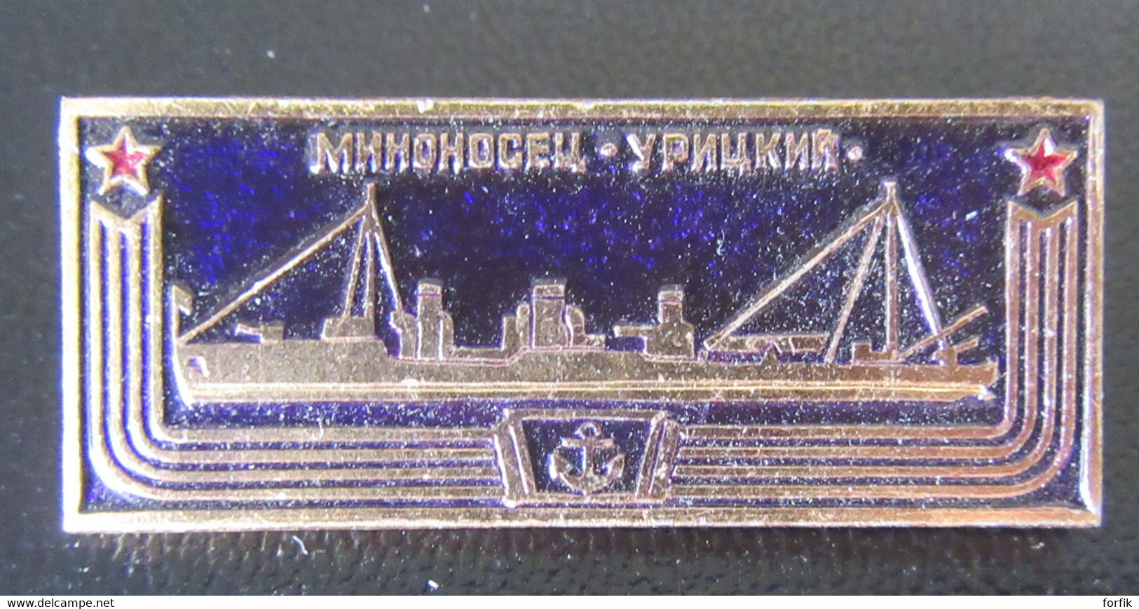URSS / CCCP - Insigne / Broche Marine, Navire De Guerre (à Identifier) - Métal Doré Peint - Dimensions : 41 X 17 Mm - Rusland