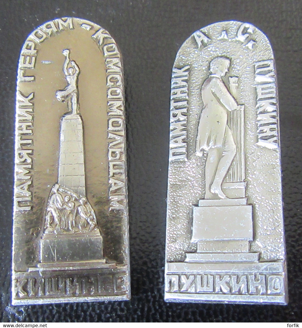 URSS / CCCP - 2 Insignes Pour Des Monuments à Identifier - Métal Argenté - Longueur : 43 Mm - Rusia