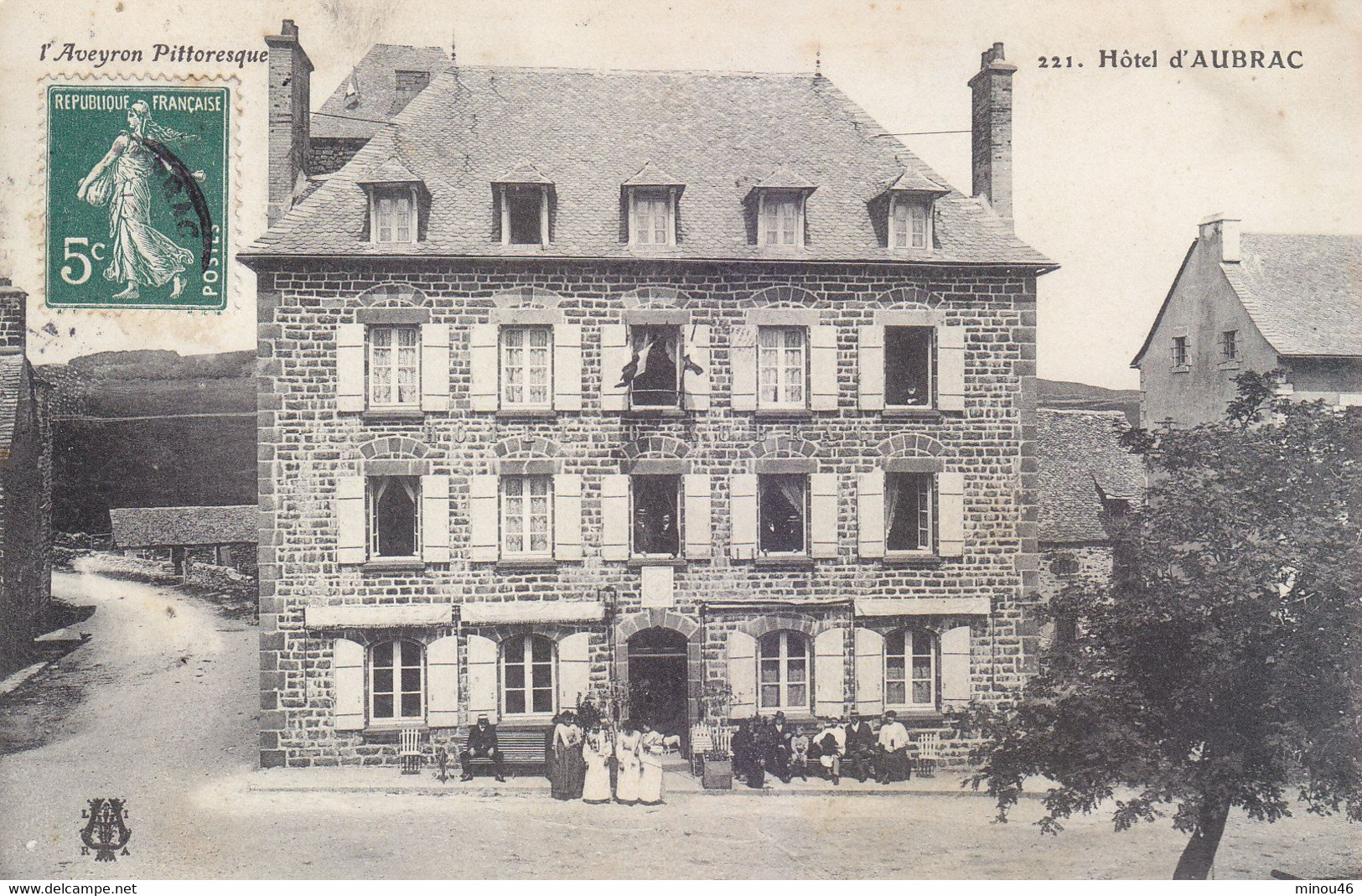 AUBRAC : CPA NON TROUVEE SUR DIVERS SITES AVEC CETTE VUE DE L HOTEL D AUBRAC.ANIMEE PERS.BON ETAT - Andere & Zonder Classificatie