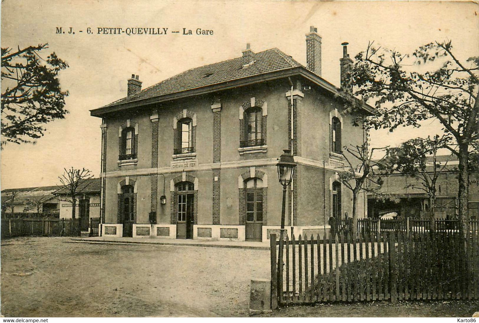 Le Petit Quevilly * La Gare Du Village * Le Parvis * Ligne Chemin De Fer - Le Petit-Quevilly