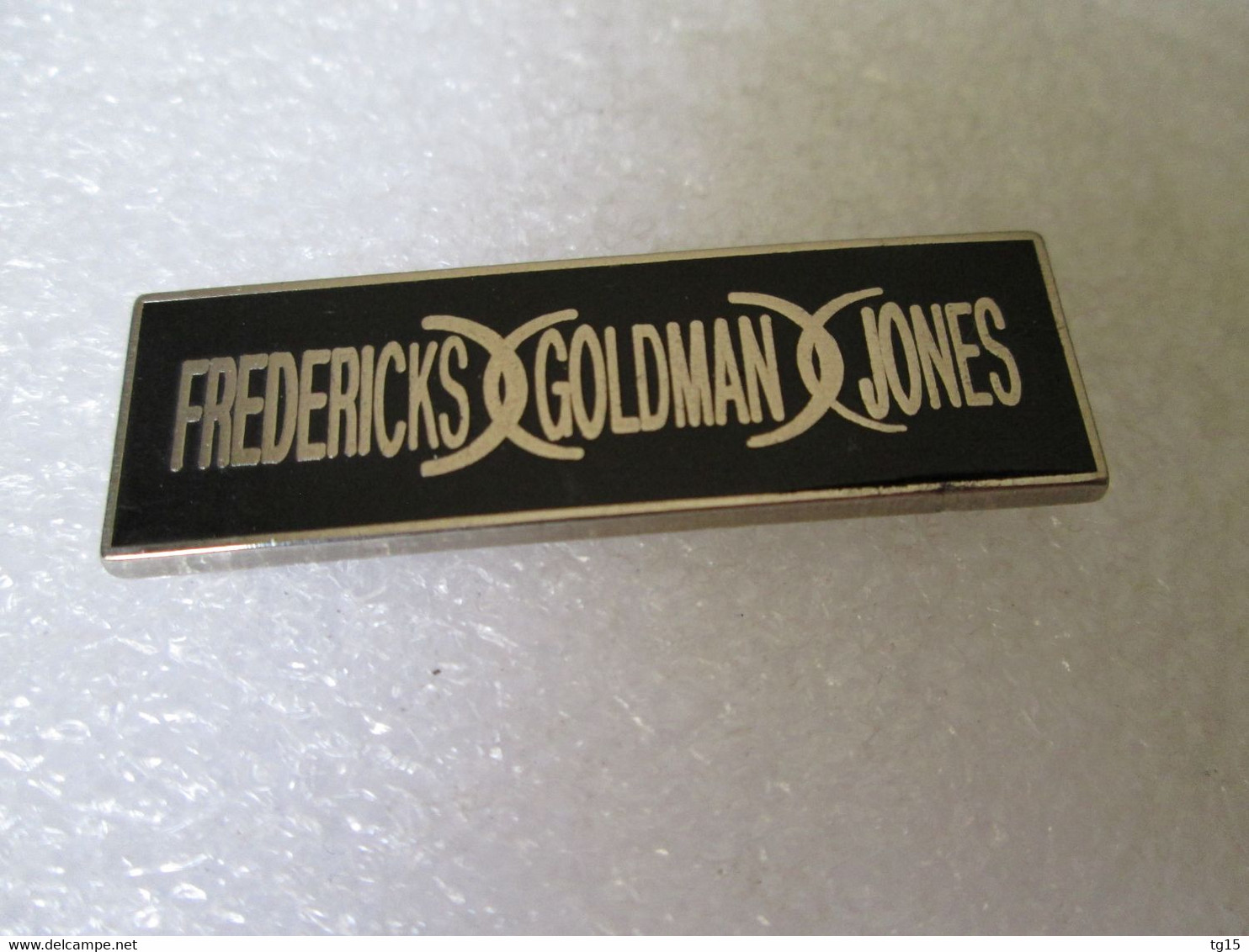 PIN'S    FREDERICKS  GOLDMAN JONES   Zamak - Música