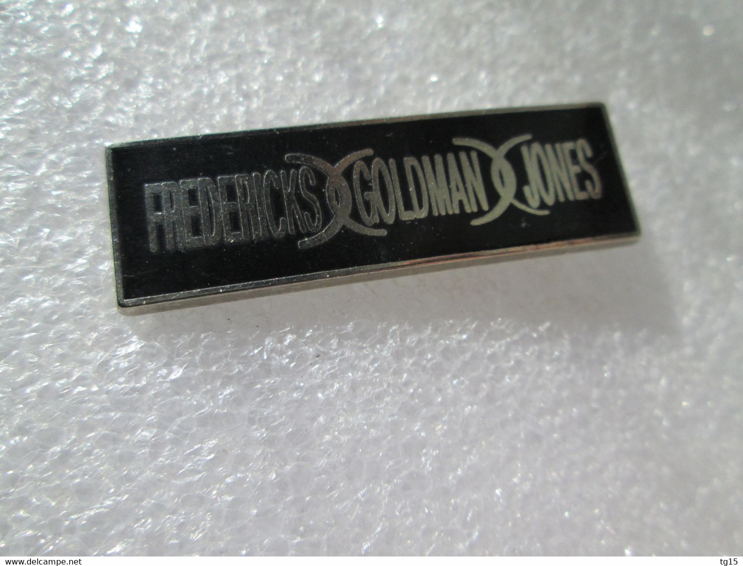 PIN'S    FREDERICKS  GOLDMAN JONES   Zamak - Música