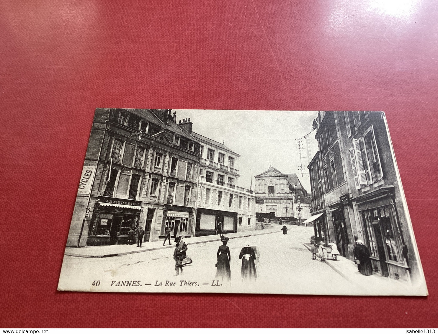 CPA 56 VANNES LA RUE THIERS COMMERCES ANIMEE Commerce Magasin Publicité Cycle - Vannes