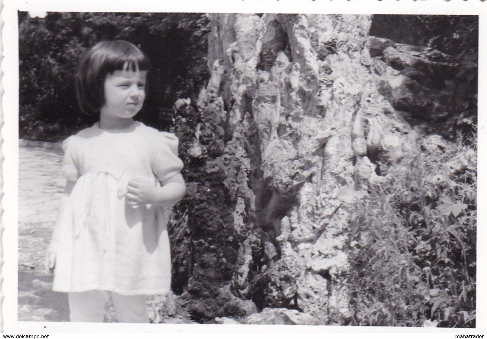 Old Real Original Photo - Little Girl In The Open - Ca. 8.5x6 Cm - Personas Anónimos