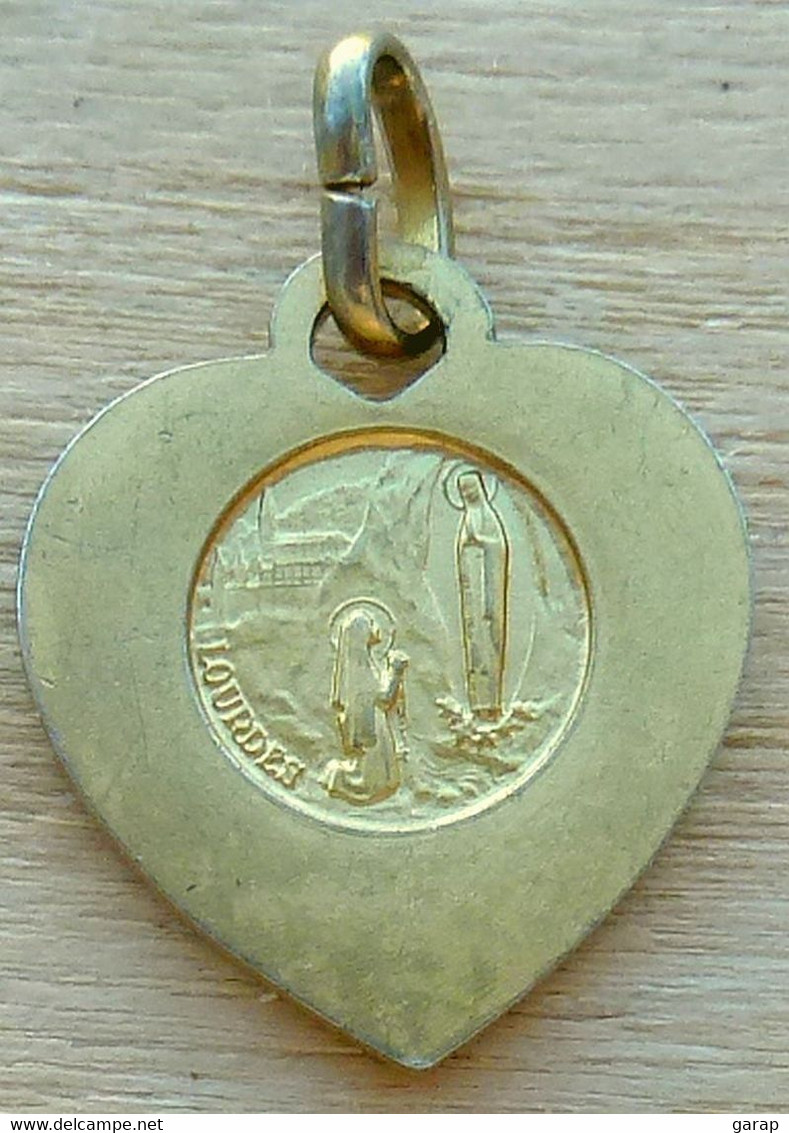 Rada-246 Médaille Forme Coeur,métal Doré (poinçon),pourtour En Relief Probable En Ag,anagramme JB,de 17mm/15mm - Religione & Esoterismo