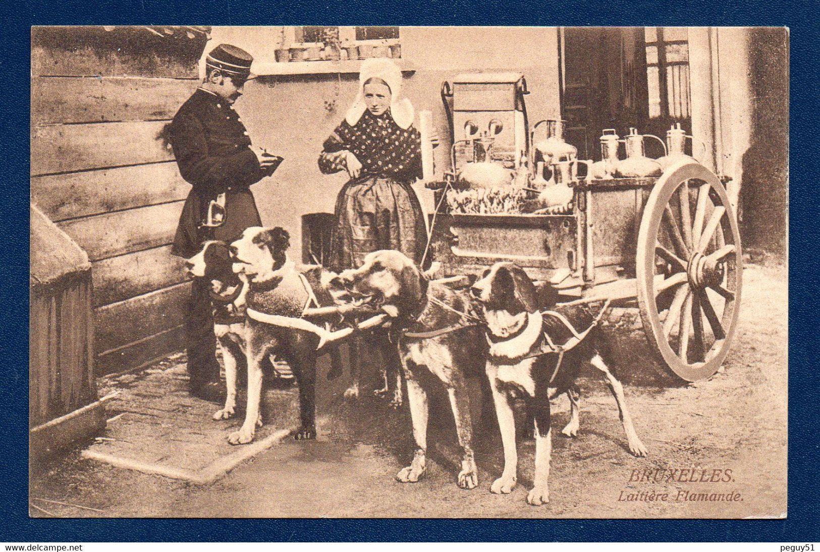 Bruxelles. Laitière Flamande Avec Son Attelage De Chiens. Gendarme En Train De Verbaliser. 1912 - Petits Métiers