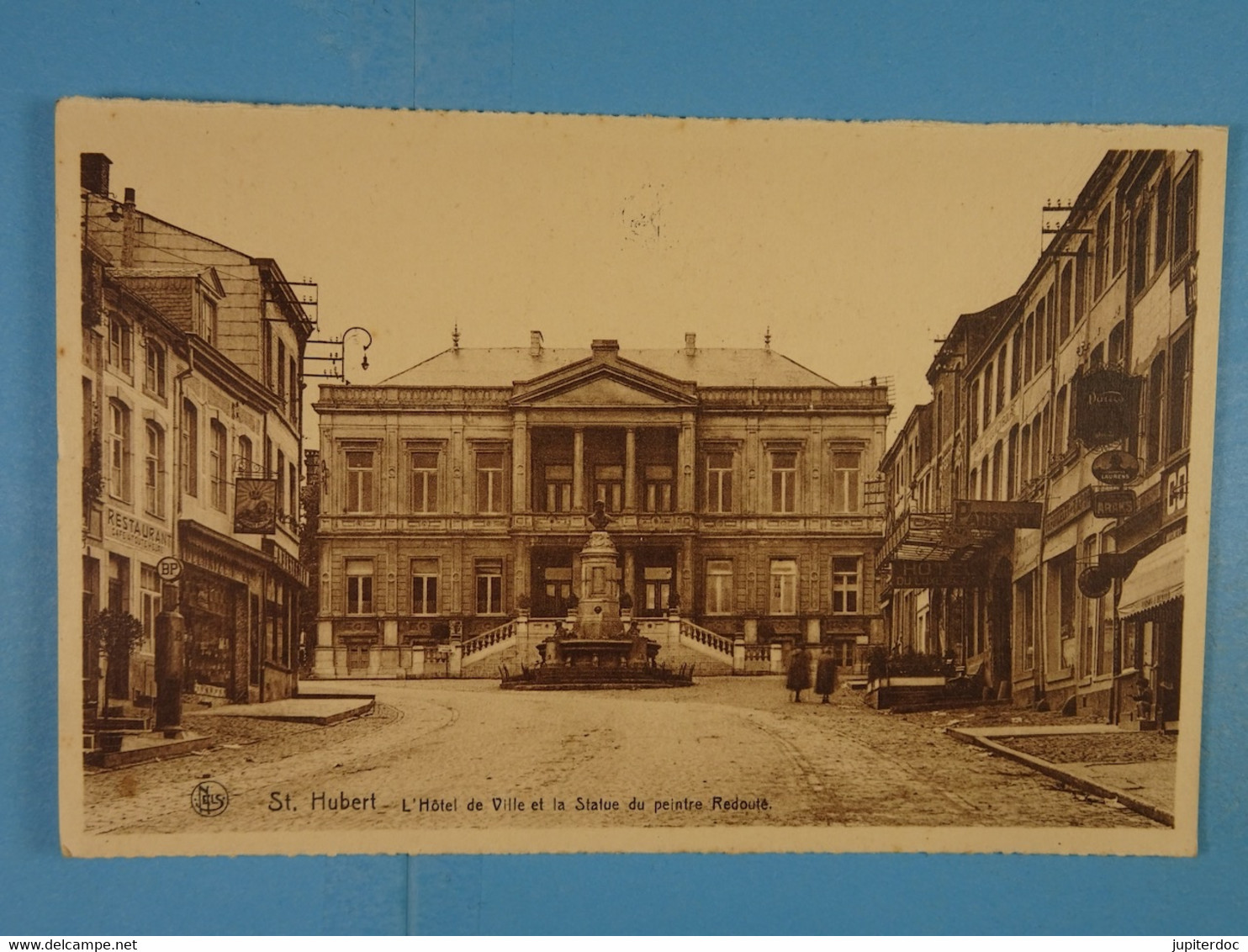 St. Hubert L'Hôtel De Ville Et La Statue Du Peintre Redouté - Saint-Hubert