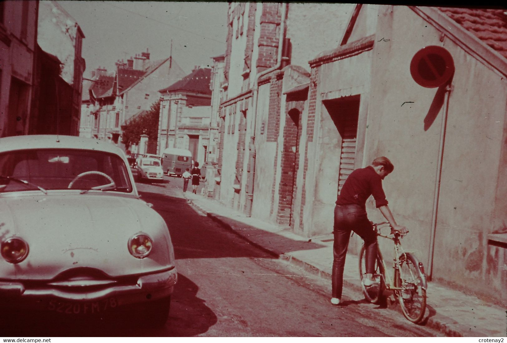 Photo Diapo Diapositive LE CYCLISTE N°52 Le VELO Mal Garé Stationnement Interdit Belle Dyna Panhard Renault 4L VOIR ZOOM - Diapositives (slides)