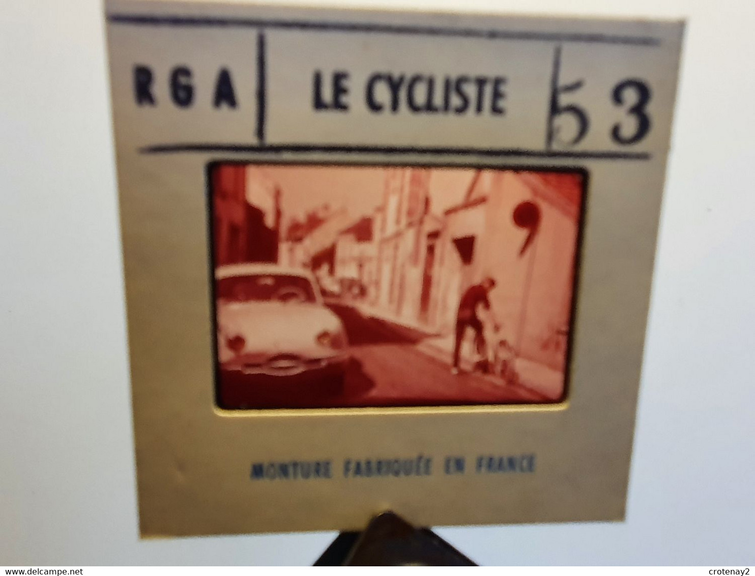 Photo Diapo Diapositive LE CYCLISTE N°52 Le VELO Mal Garé Stationnement Interdit Belle Dyna Panhard Renault 4L VOIR ZOOM - Diapositives (slides)