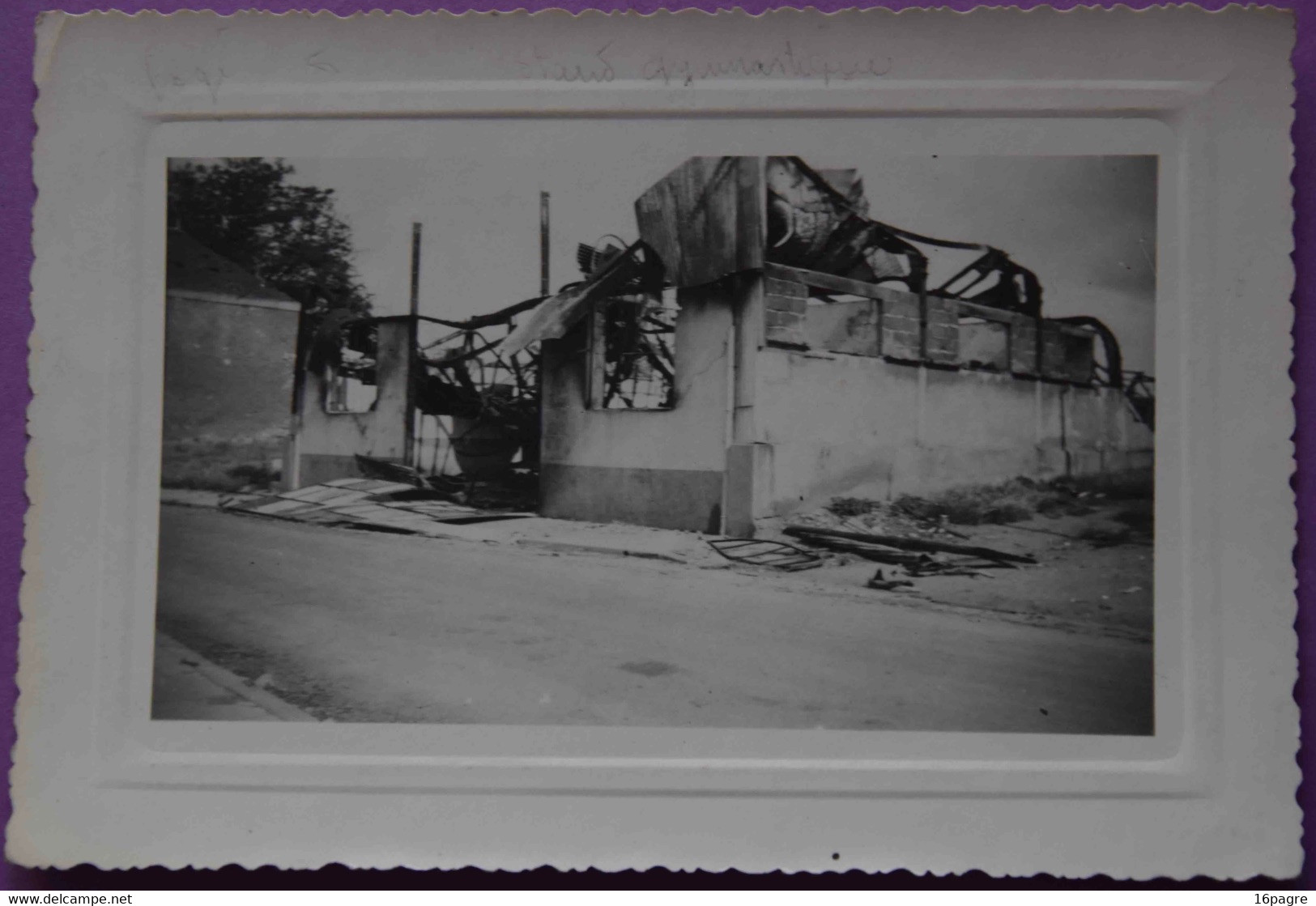 PHOTO ORIGINALE, BOMBARDEMENTS DE SAINT-NAZAIRE, SALLE DE GYMNASTIQUE DÉTRUITE, WW2, LOIRE-ATLANTIQUE. - Krieg, Militär