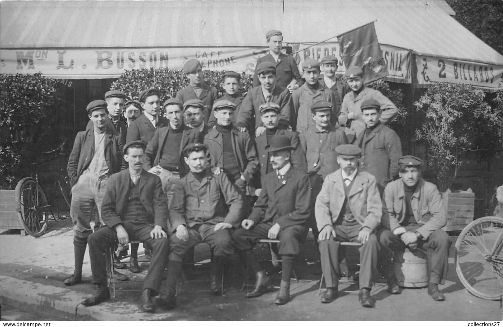 GROUPE DE PERSONNES DEVANT UN CAFE- CARTE-PHOTO A SITUER - Cafés