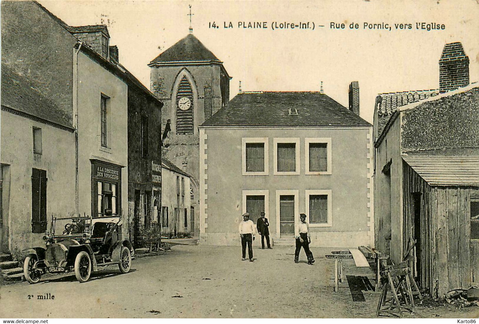 La Plaine Sur Mer * Rue De Pornic Vers L'église * Automobile Voiture Ancienne * A LA DESCENTE DES VOYAGEURS * Menuisier - La-Plaine-sur-Mer