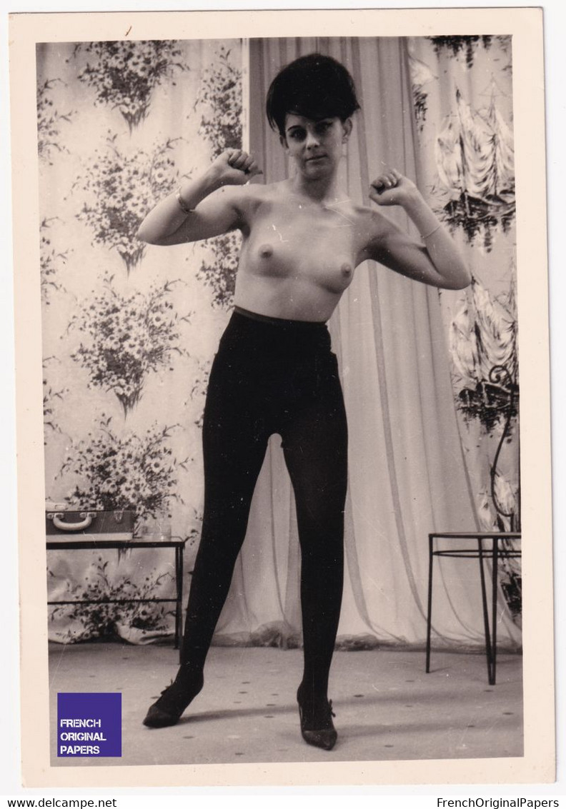 Pin-ups - Jeune femme seins nus 1960s Photo originale amateur 8,5x12,5  Pin-up sein nu nue nude woman breast poitrine sexy A72-102