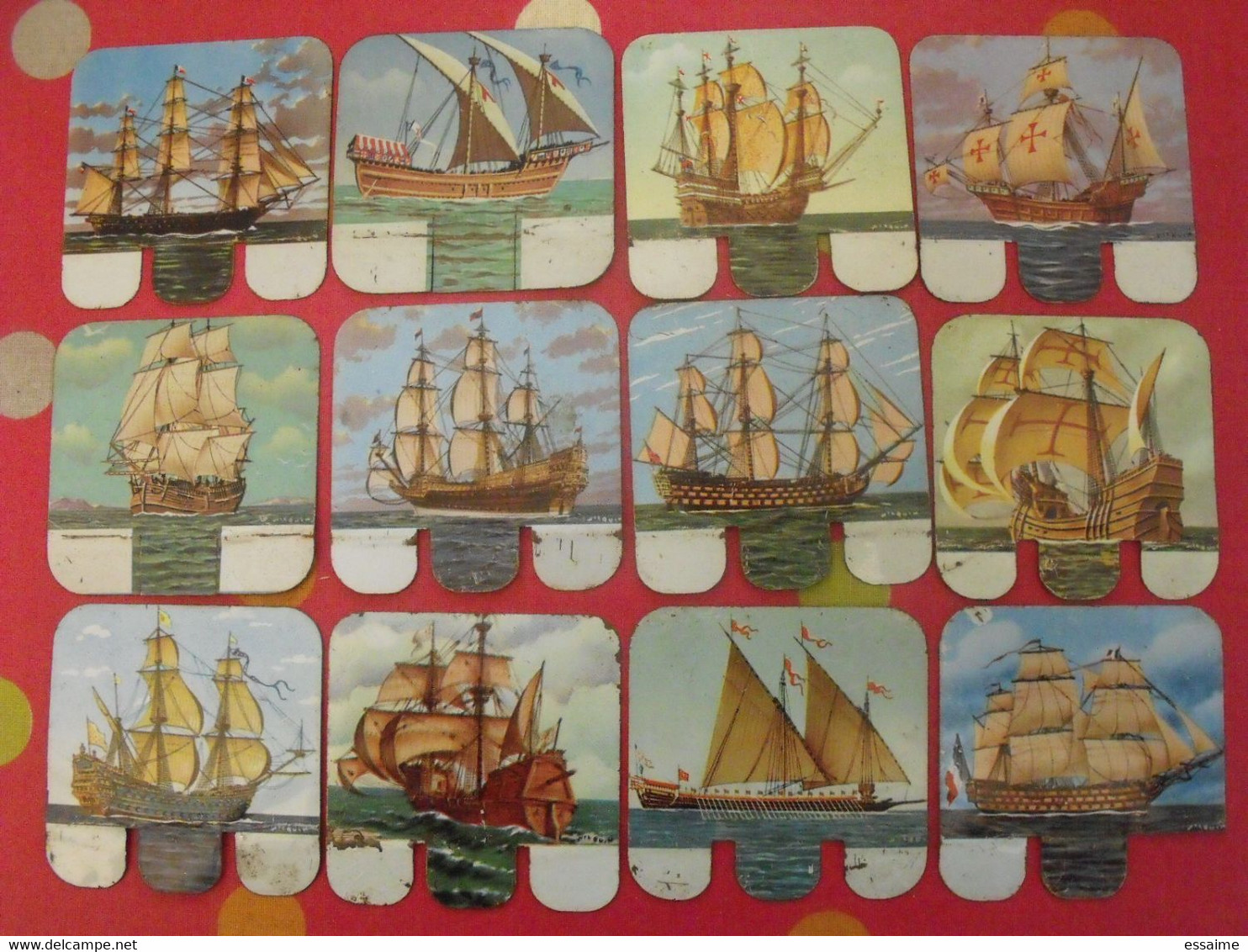 Lot De 12 Plaquettes Bateaux. Huilor Samo Chat Ambré Cremolive. Lot 9 - Plaques En Tôle (après 1960)