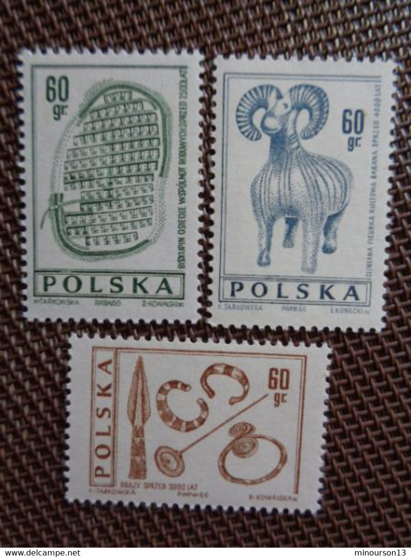 LOT DE NOMBREUX TIMBRES POLOGNES, BLOCS SERIES, POISSONS, FLEURS, MONUMENTS, FOLKLORE, ETC...... **