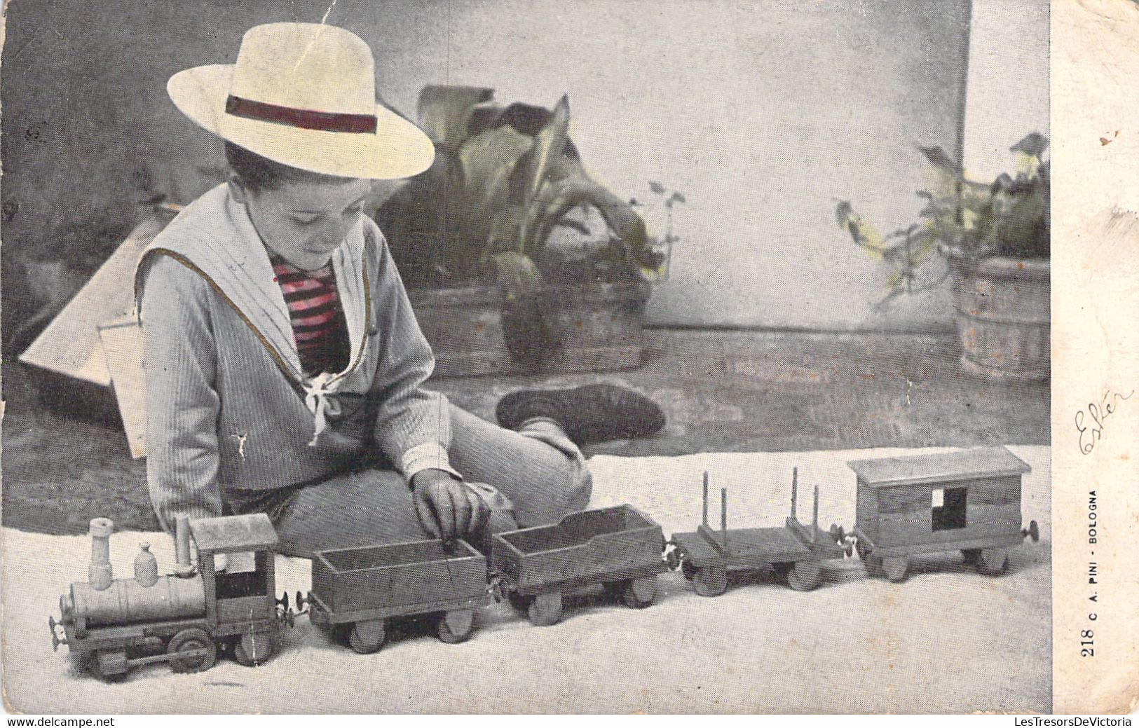 CPA D'un Enfant Avec Un Petit Train En Bois - Locomotive Et Wagon - Garçon Avec Un Chapeau Canotier - Erquelinnes 1905 - Giochi, Giocattoli