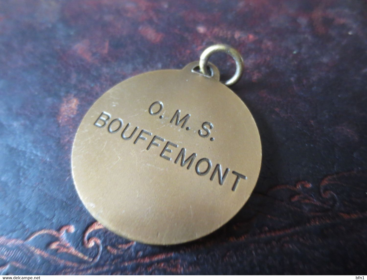 JOLIE MEDAILLON O.M.S. BOUFFEMONT - Professionnels/De Société