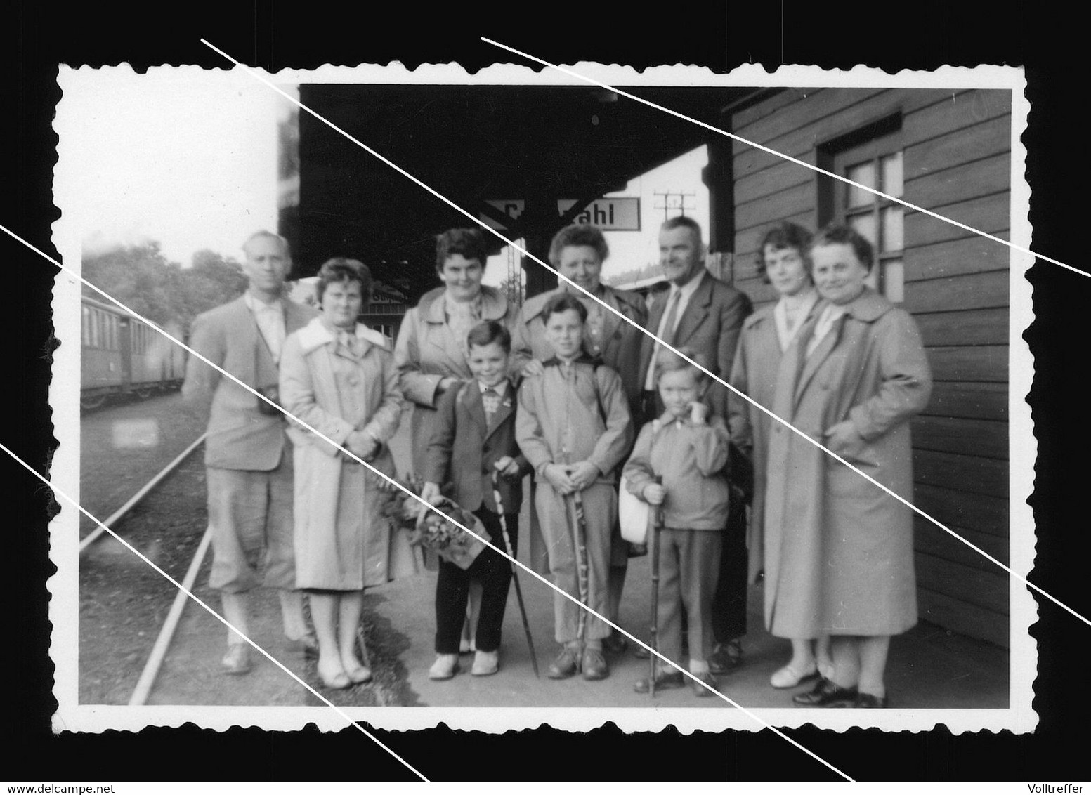 Orig. Foto 50er Jahre, Familie Posiert Für Kamera Hbf Bahnhof Cranzahl / Sehmatal Am Bahnsteig - Sehmatal