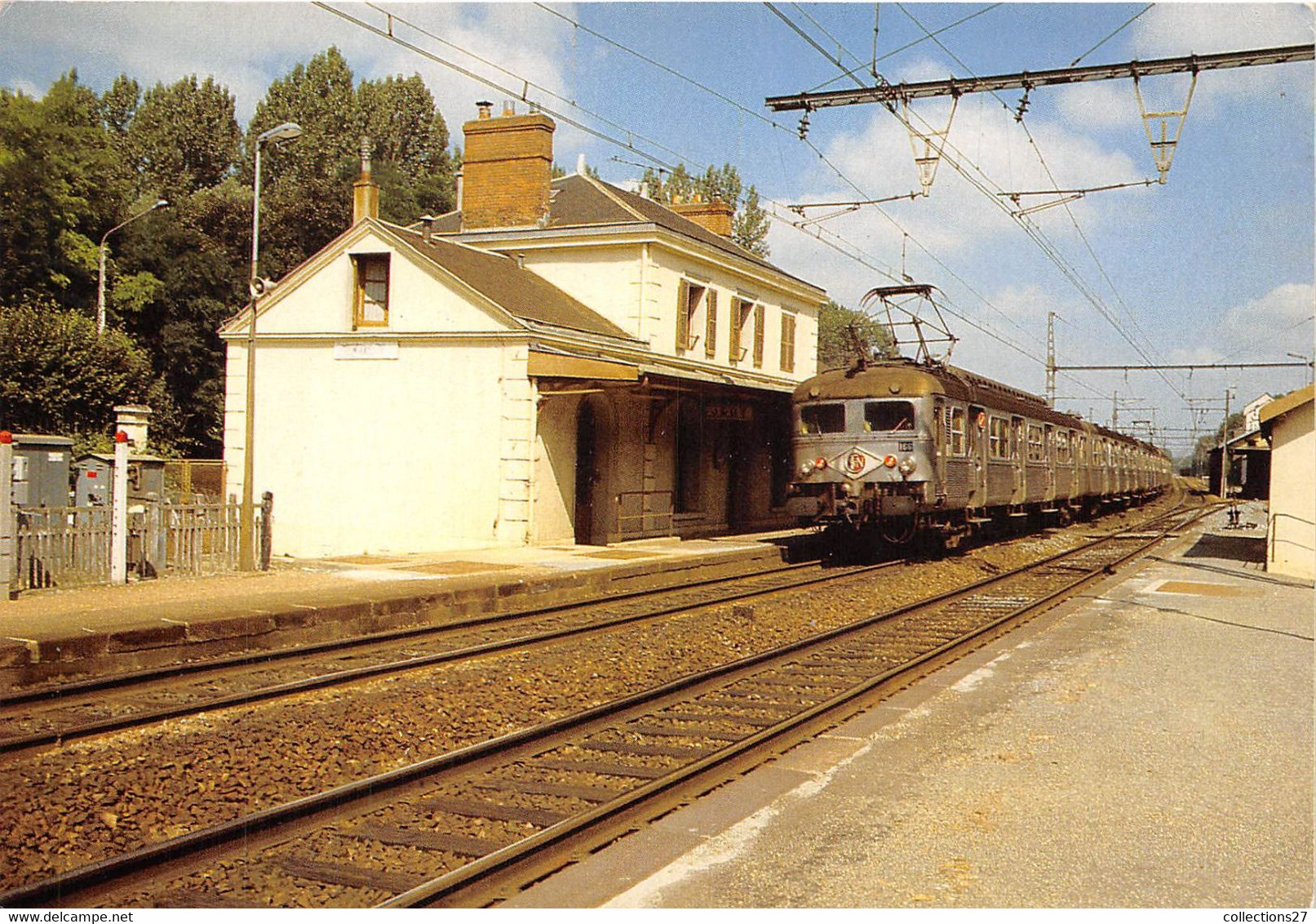 28-JOUY- LIGNE DE PARIS A CHARTRES AUTOMOTRICE Z 5100 TRAVERSANT LA GARE - Jouy