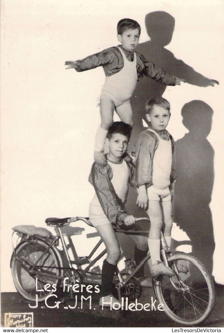 Photo Des Freres Hollebeke - 3 Frères Sur Un Tandem - équilibrisme - Enfants Spectacle Cirque - 9x13cm - Ciclismo