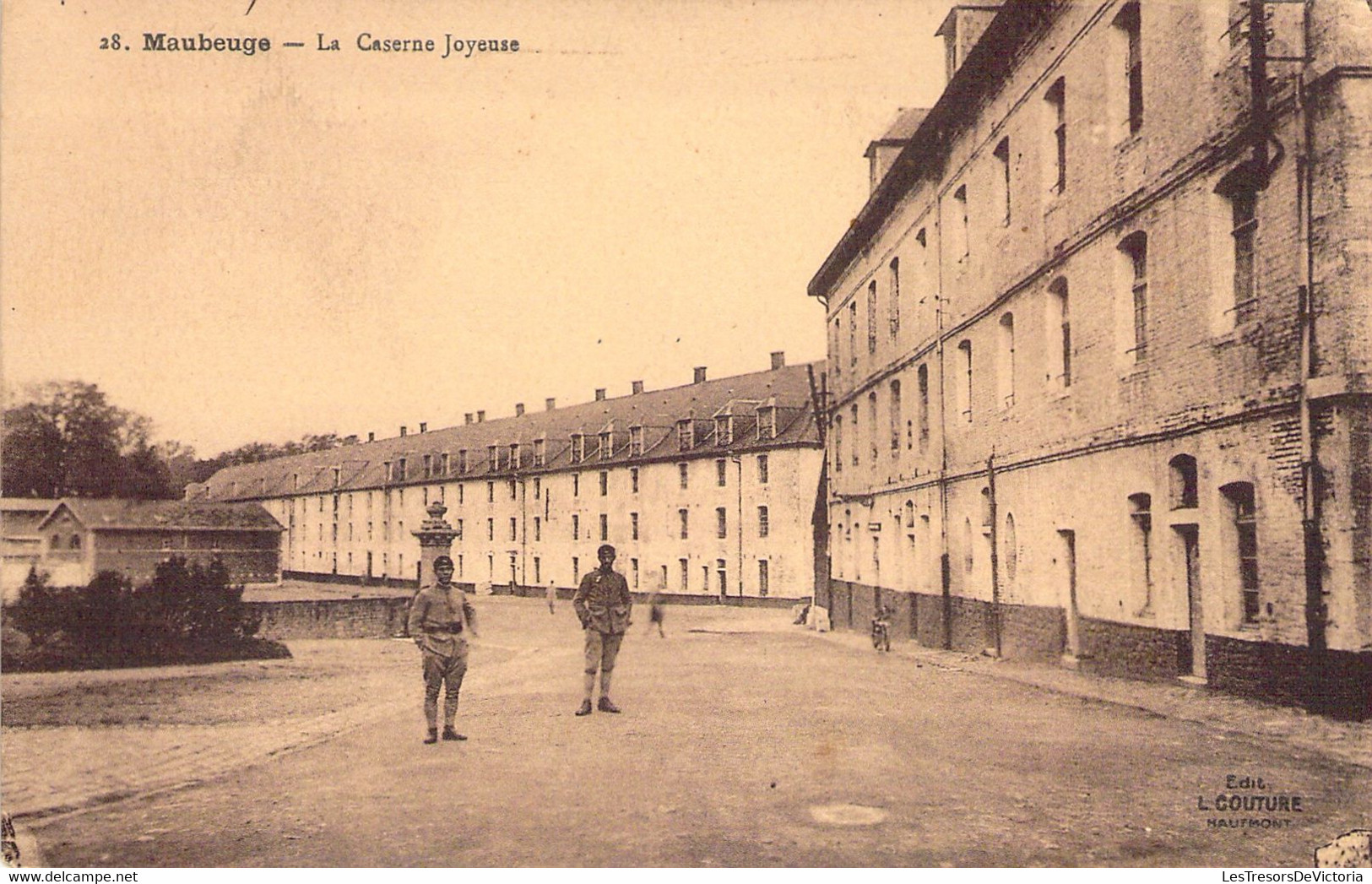 CPA Maubeuge - La Caserne Joyeuse - Animé - Maubeuge