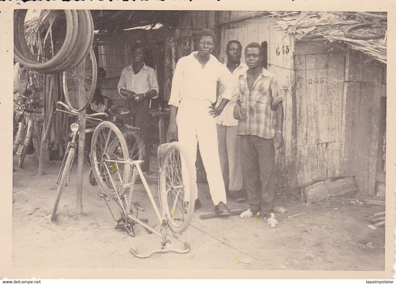 Photo Circa 1950 A E F Cameroun Douala Un Réparateur De Vélos  Réf 15812 - Aviation