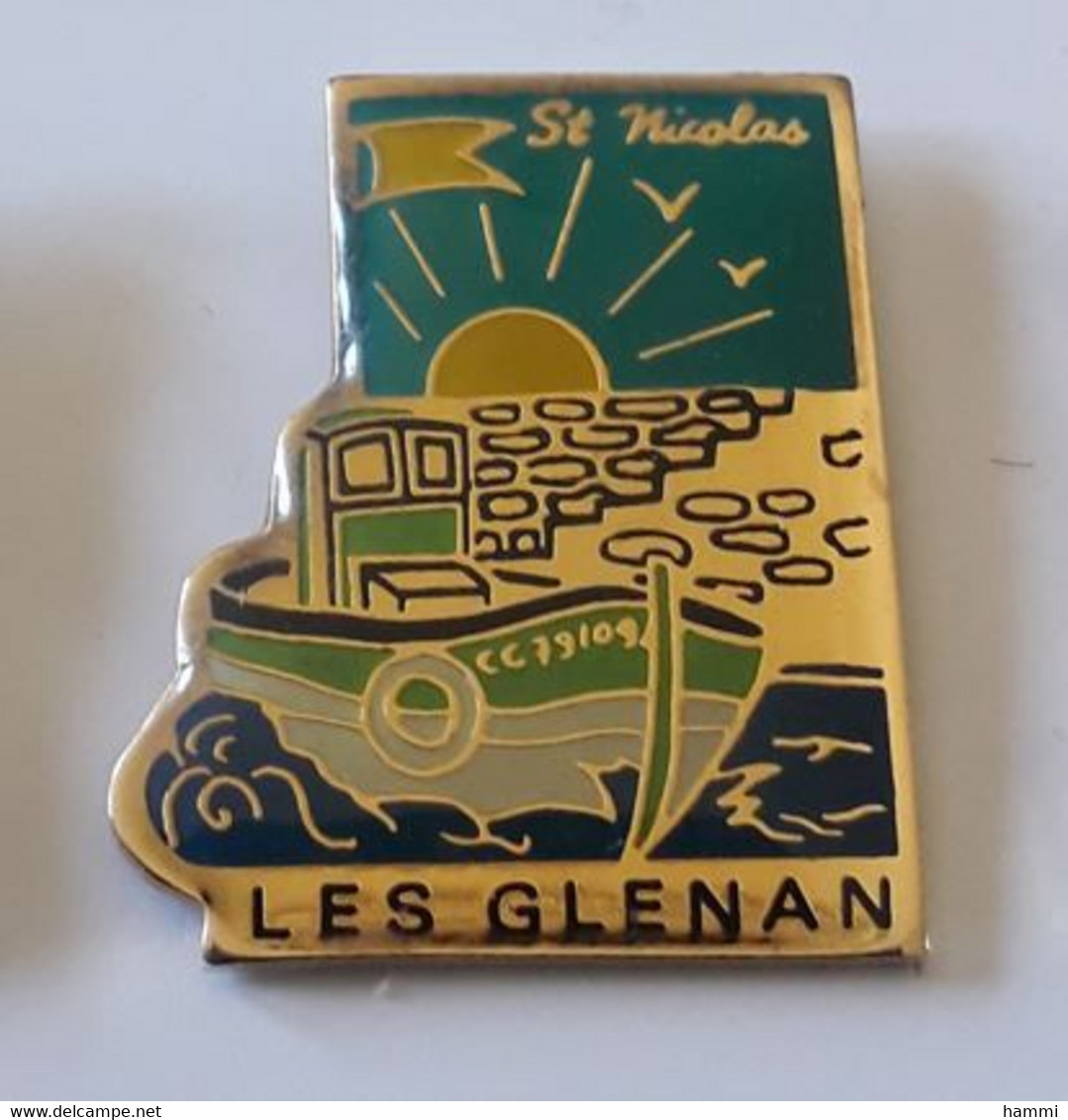 BD302 Pin's LES GLENAN ST Saint Nicolas  Fouesnant Dans Le Finistère Péniche Bateau Pêche Achat Immédiat - Cities