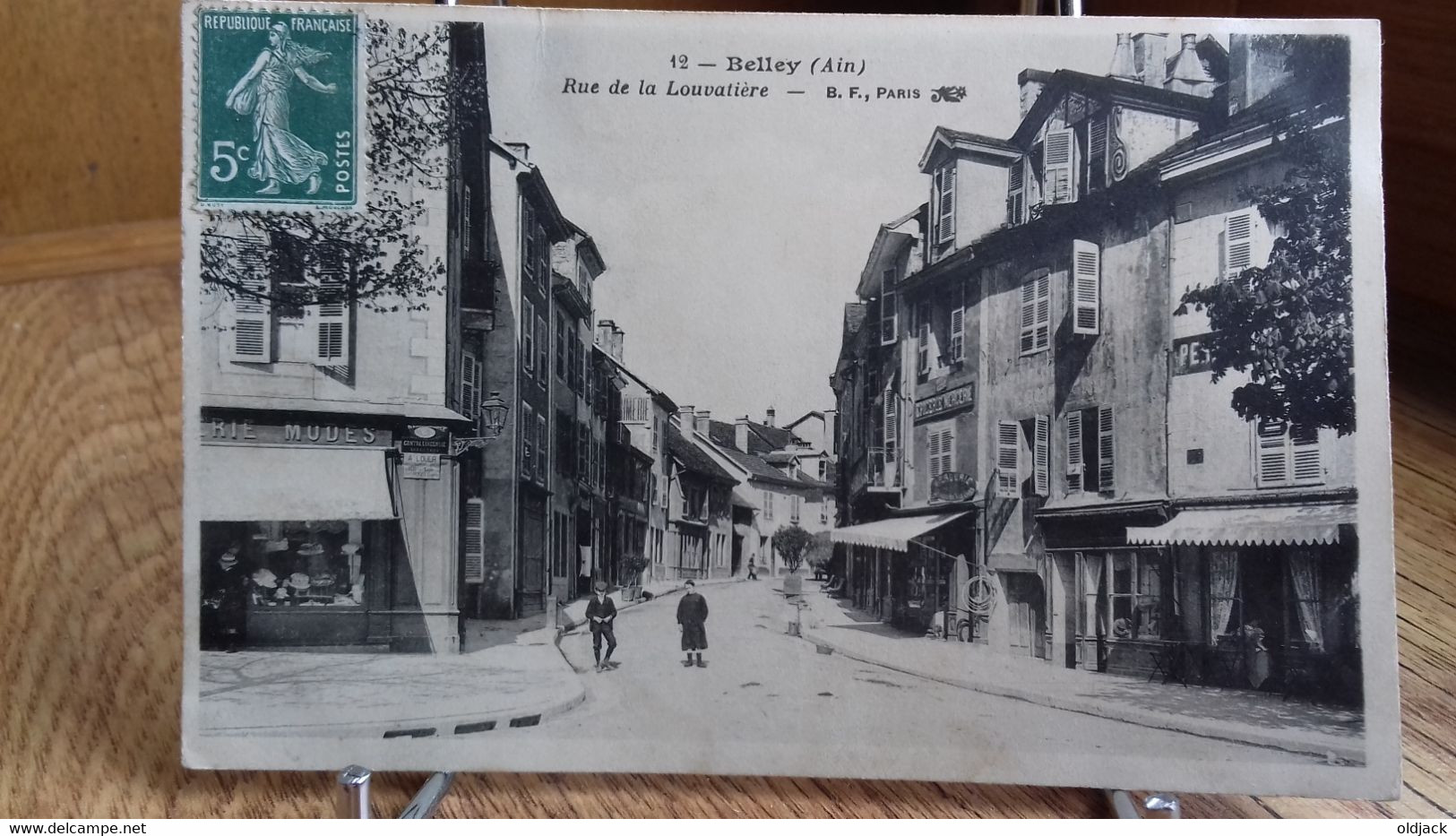 CPA   BELLEY  Rue De La Louvatière.  (19..) .animée , Magasins.(S21-22) - Belley