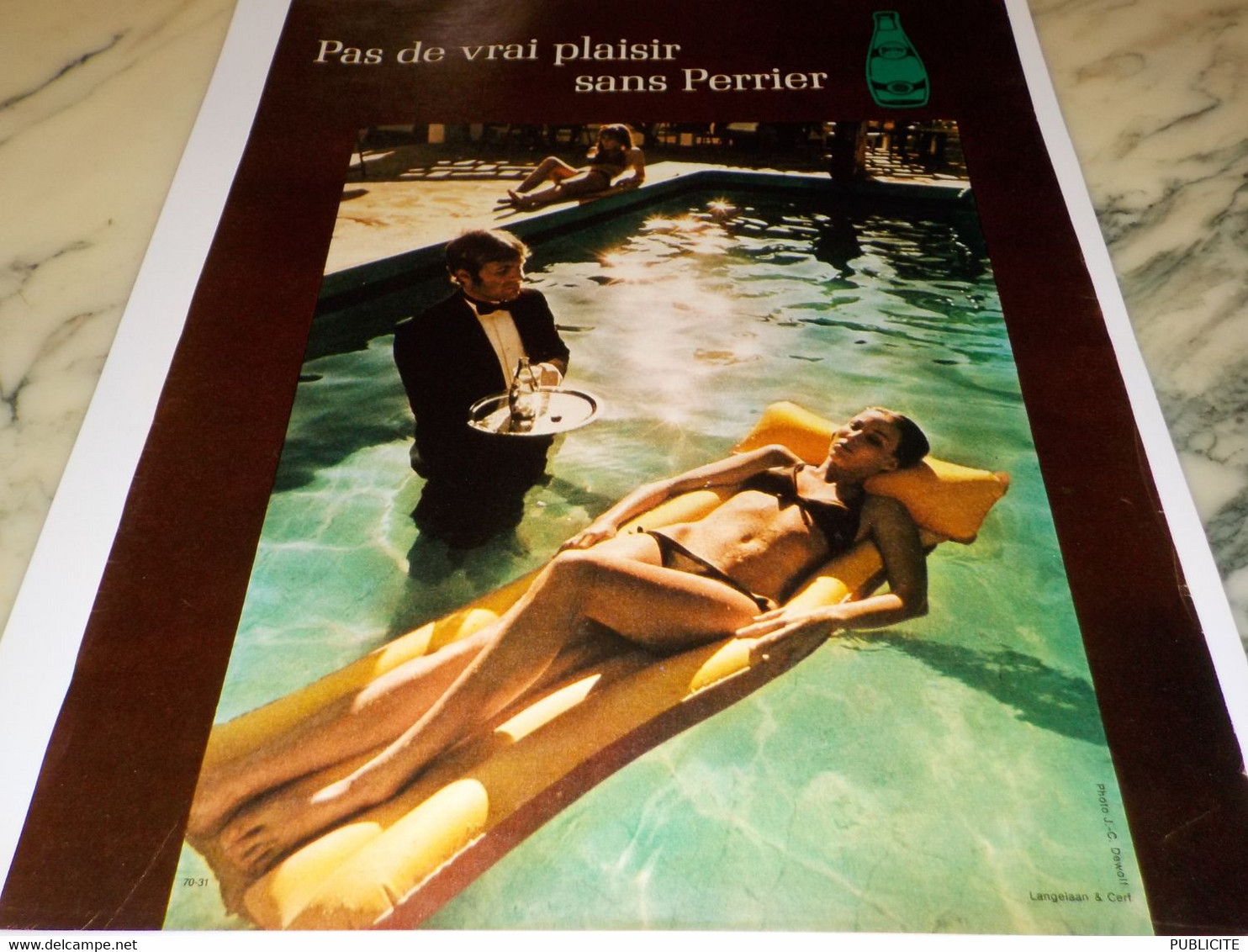 ANCIENNE PUBLICITE A LA PISCINE  PAS DE VRAI PLAISIR SANS  PERRIER   1970 - Perrier