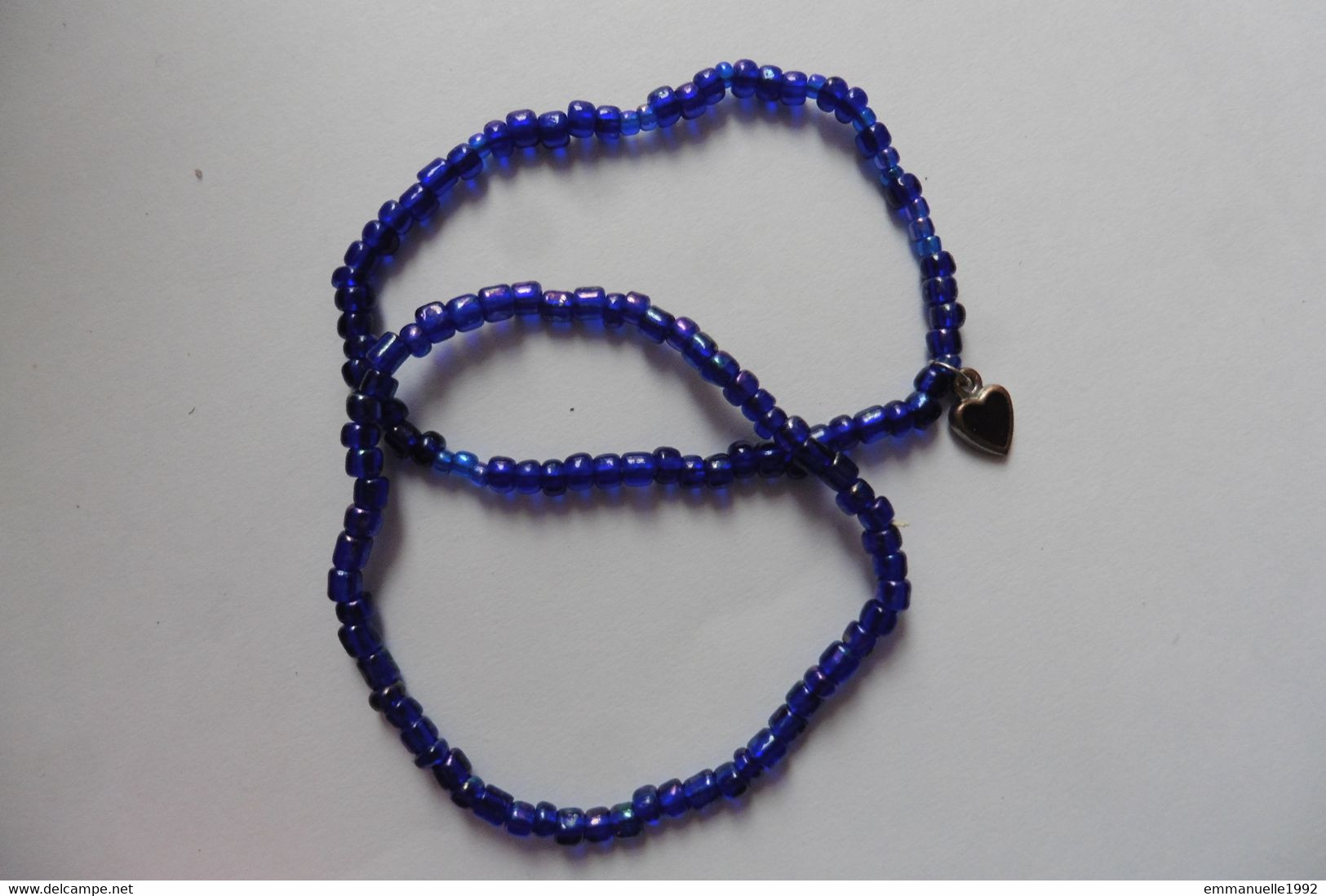 Lot De Deux Bracelets En Grosses Perles De Rocaille En Verre Bleu Indigo Irisées + Breloque Coeur Bracelet - Armbanden