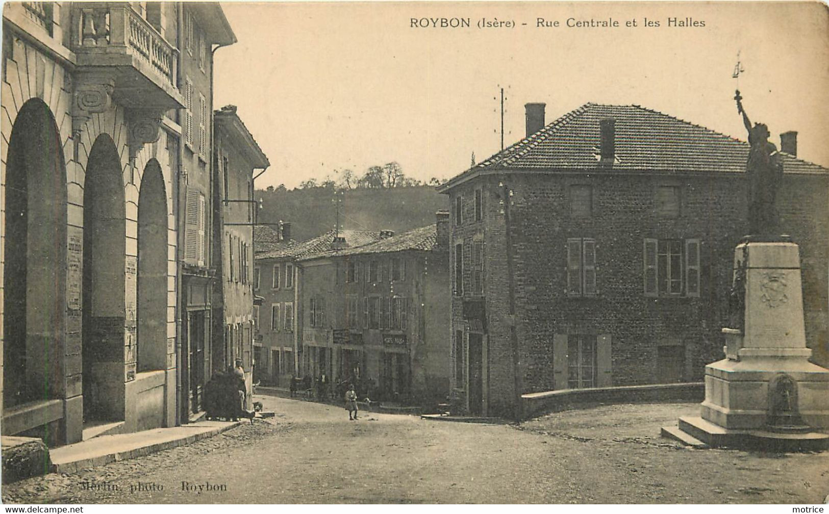 ROYBON - Rue Centrale Et Les Halles. - Roybon