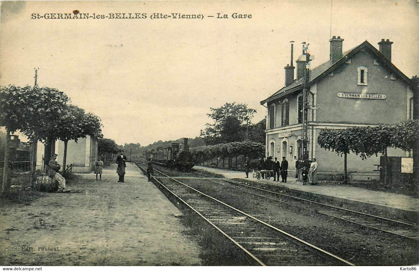 St Germain Les Belles * Intérieur De La Gare Du Village * Le Train * Ligne Chemin De Fer - Saint Germain Les Belles