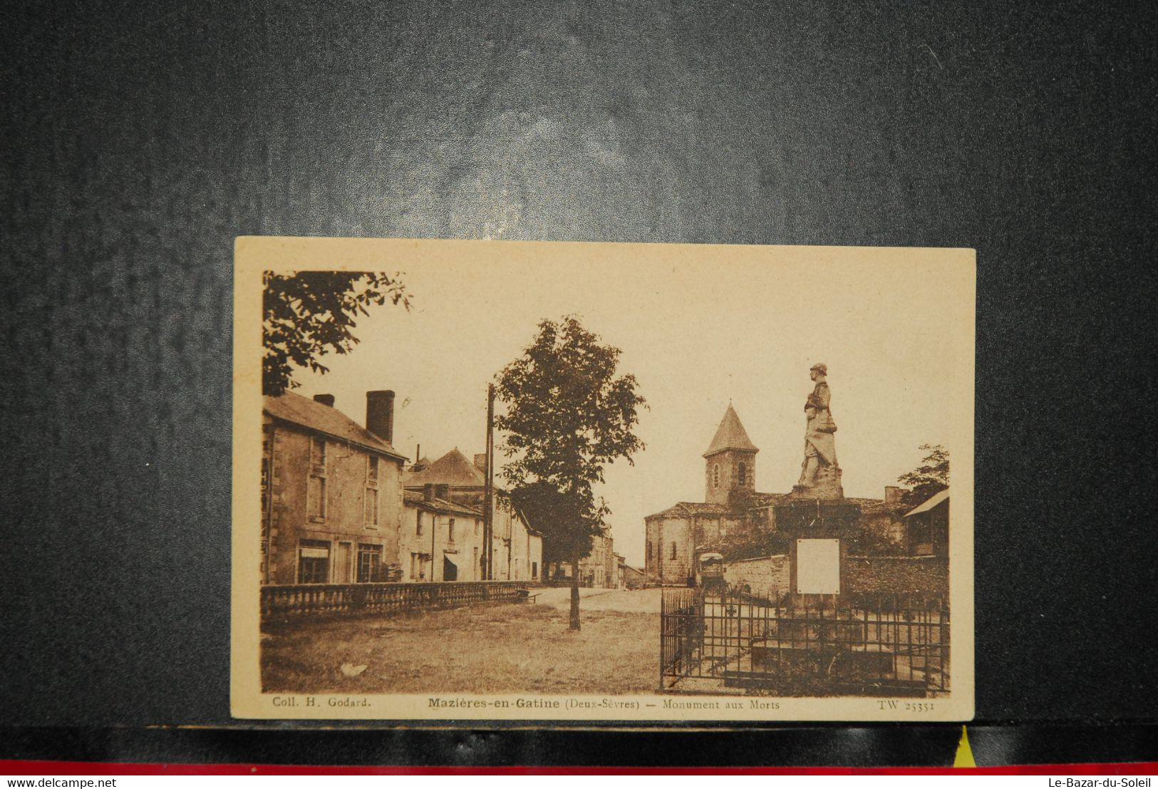 CP, 79, MAZIERES-EN-GATINE (Deux-Sèvres), Monument Aux Morts - Mazieres En Gatine