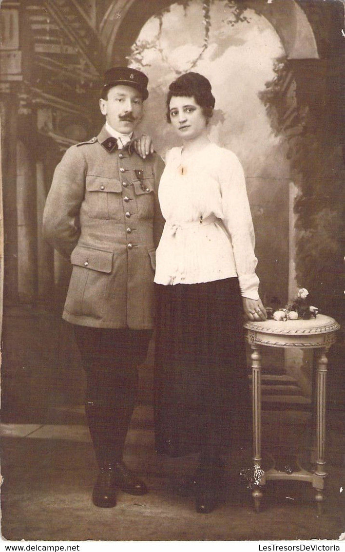 CPA D'un Militaire En Uniforme Moustachu Et Son épouse - Photographie