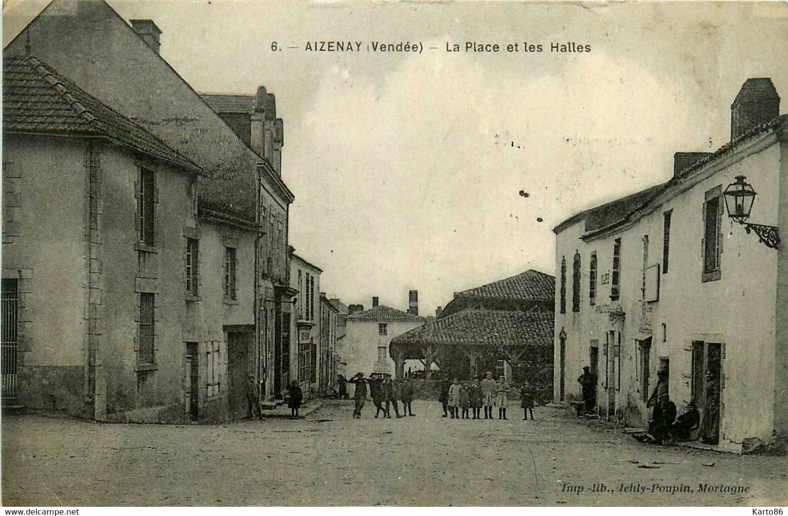 Aizenay * La Place Et Les Halles * Café - Aizenay