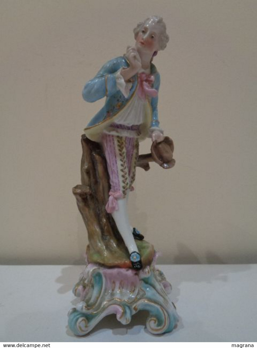 Antigua figura de porcelana de un hombre. Hecha por Ernst Bohne Söhne. EBS. Rudolstadt; ALEMANYA.