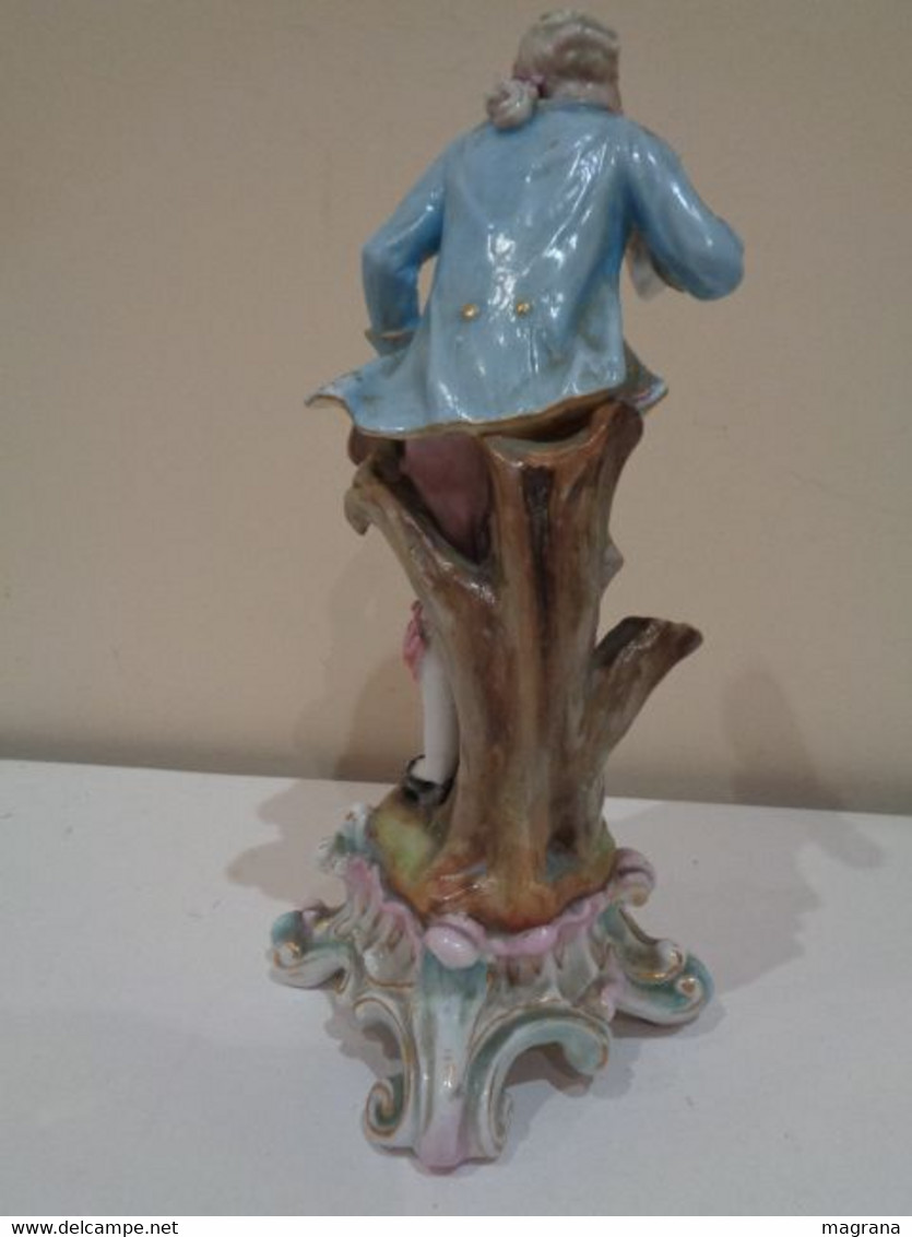 Antigua figura de porcelana de un hombre. Hecha por Ernst Bohne Söhne. EBS. Rudolstadt; ALEMANYA.