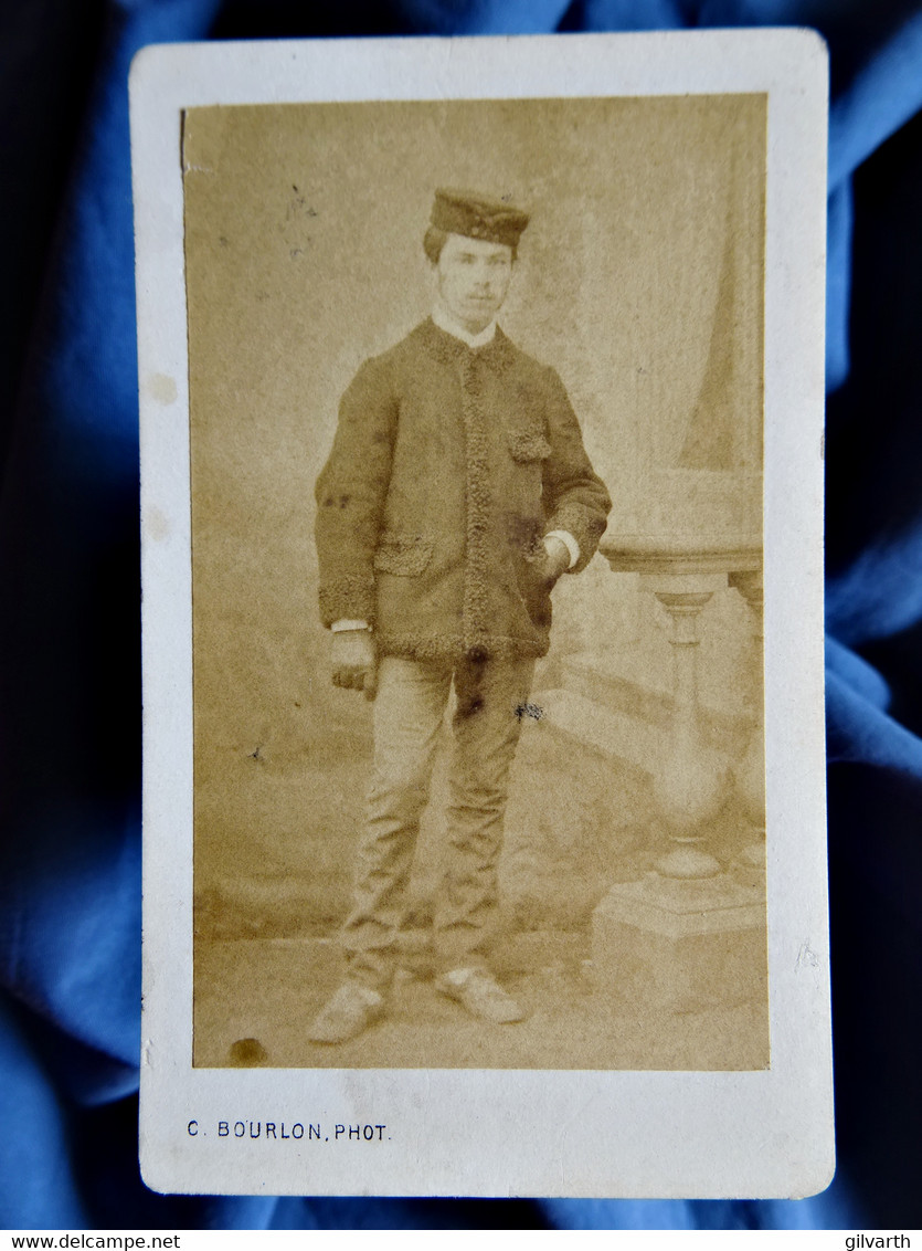 Photo CDV Bourlon à Châlons S/M  Jeune Homme Portant Une Toque Et Une Veste Avec De La Fourrure  CA 1870-75 - L192 - Antiche (ante 1900)