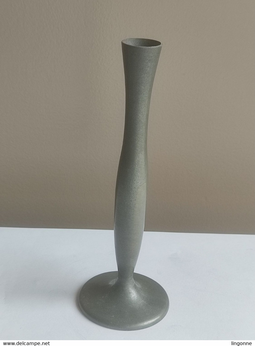 Arts Décoratifs Vase Soliflore En étain (?) Modèle Déposé  Haut 17 Cm Diamètre 2 Cm Base 6 Cm Poids 137 Grammes - Tins