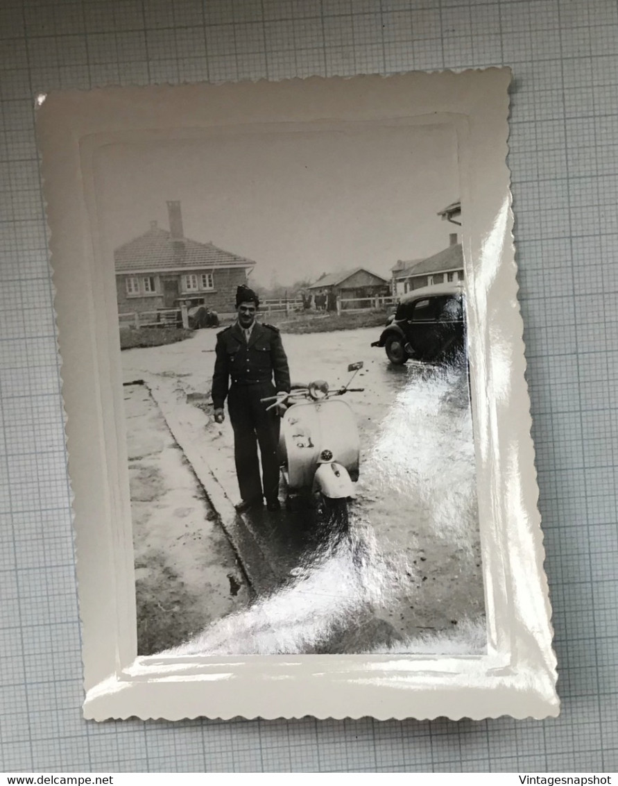 Militaire Posant à Côté D’un Scooter Vespa Par Temps De Pluie Snapshot 1950-1960 - Automobiles